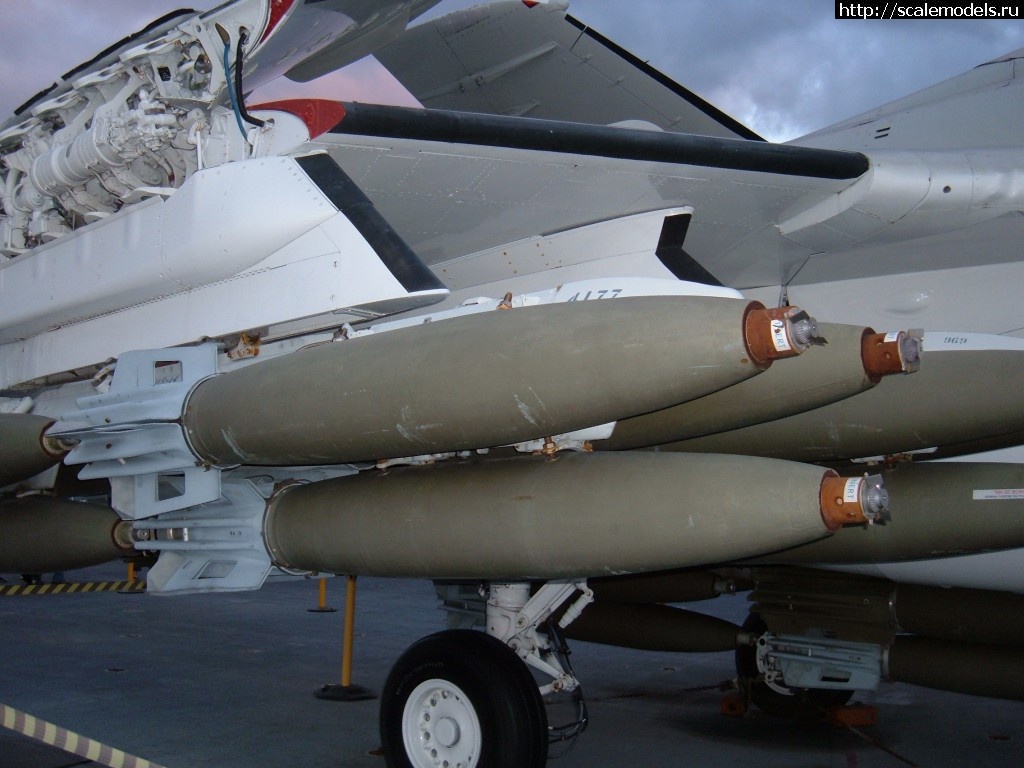 1334513435_A-6_Intruder_USSMM_starboard_wing_Mk_82_bombs_2.jpg : #673540/ F-8J - " XX " - Academy 1/72  