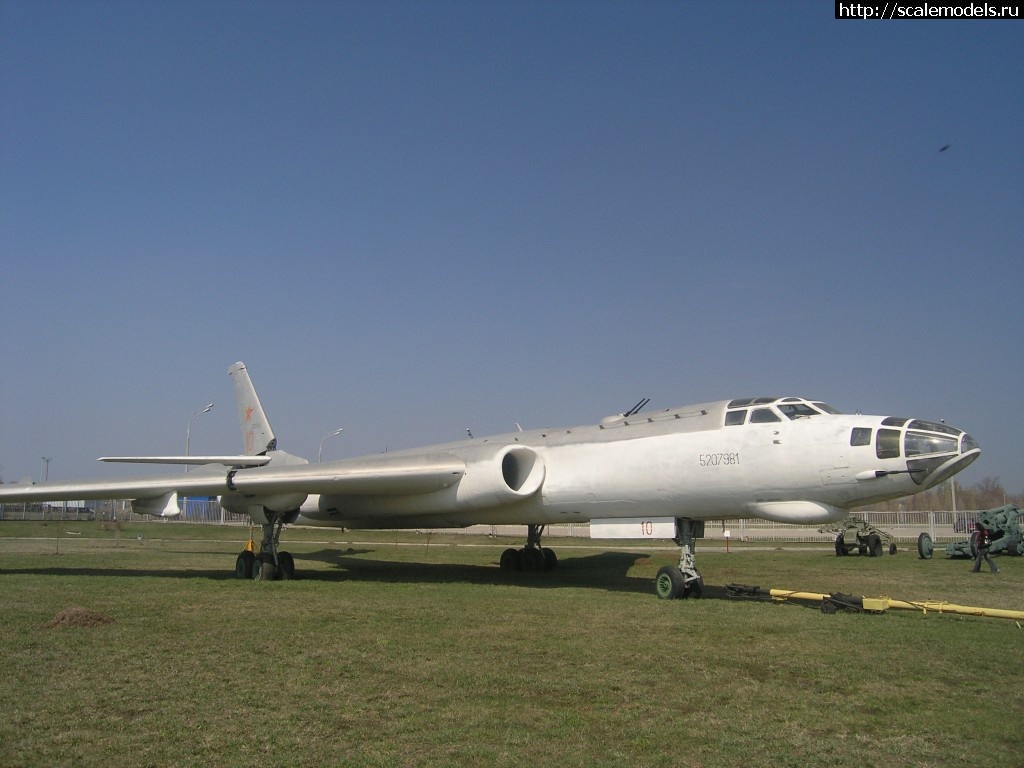 1347558260_Tu-16_museum_Togliatti_Russia-1.jpg : #743365/ Trumpeter 1/144 -16(#5583) -   
